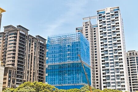 央行6月祭出第2戶購屋貸款7成限貸令,誤傷「先買後賣」換屋族,央行昨宣布鬆綁,貸款戶簽切結書在1年內出售舊屋,就可免受貸款7成限制;圖為房市示意圖。(本報資料照片)