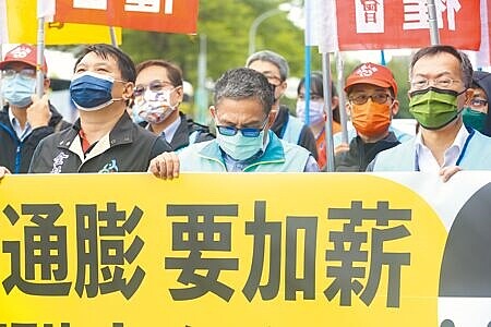 通膨降溫,內需服務業復甦,但實質總薪資依舊下滑。(本報資料照片)