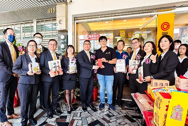 店東鄧博德(右五)帶領該店所有夥伴,在永慶房產集團加盟事業處總經理莊志成(中)的見證下,捐贈善款與物資給伊甸基金會