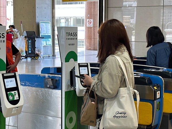 TPASS交通月票上路，台鐵台中站設置專用通道，包含一般悠遊卡、月票、敬老愛心卡等，皆可使用。記者劉柏均／攝影 