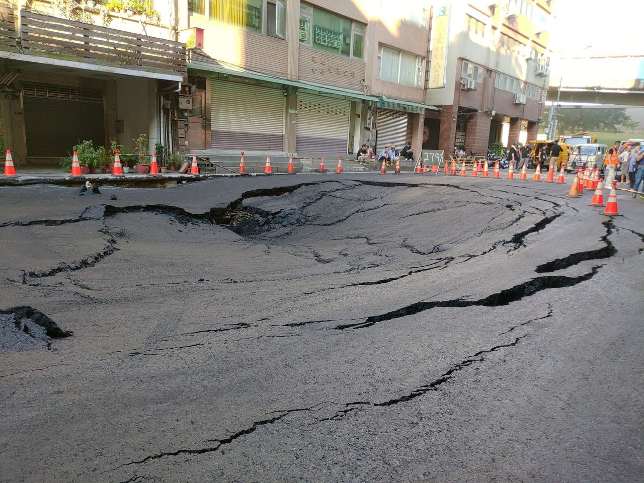 台北市大同區南京西路大天坑塌陷持續擴大。記者林麗玉／攝影 