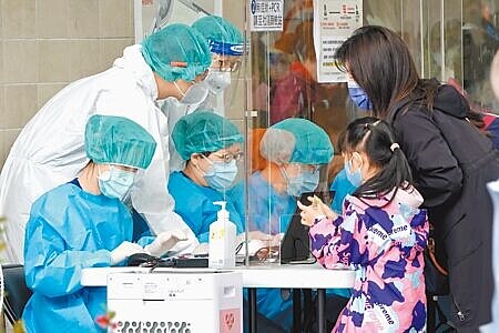 國內第四波新冠肺炎疫情持續延燒,整體疫情仍處於高原期,近四周本土變異株以XBB占比85%為大宗。示意圖為去年家長帶孩子至醫院檢疫急門診做新冠篩檢。(本報資料照片)