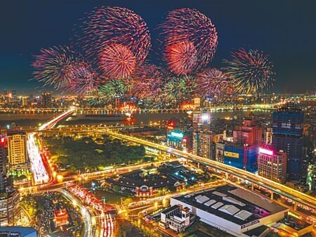 大稻埕夏日節施放煙火吸引許多旅人注目,路徒Plus行旅推出躺床看百萬夜景,絢爛煙花盡收眼底。(顏嘉宏攝)
