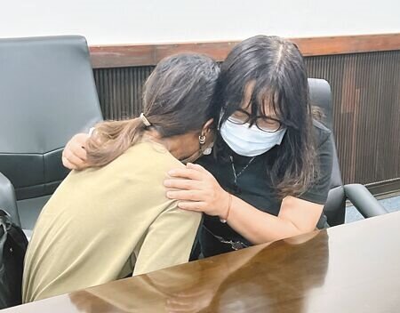 台南市任姓男子疑遭人凌虐致死丟包在永康奇美醫院,家屬悲痛欲絕,要求檢警查明真相,還給死者一個公道。(洪榮志攝)