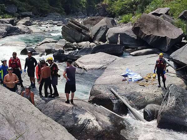 男子烏來泛舟失蹤月餘,居民今潛水發現遺體卡4米深石縫。記者李易昌/翻攝