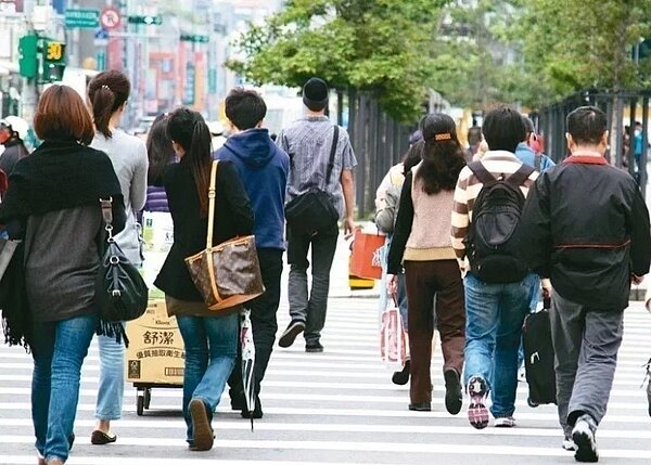 行政院主計總處昨(10)日公布薪資統計,1至5月經常性薪資平均45,341元、年增2.46%,總薪資成長1.61%。圖/聯合報資料照片