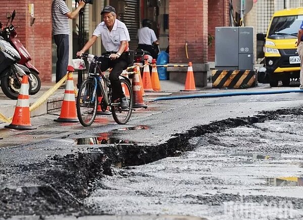 南京西路天坑就在大稻埕碼頭旁。記者曾原信/攝影