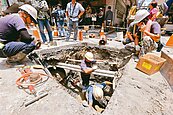 南京西路天坑「連李四川都花2天才找到問題」　工程專家：應建立管線資料