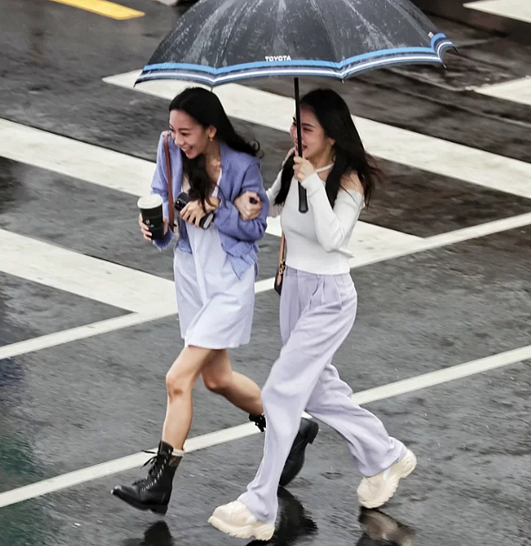 今天水氣增多、高溫微降,山區午後雷陣雨的範圍擴大,平地午後局部雷陣雨的機率提高,要注意局部性大雷雨。聯合報資料照片
