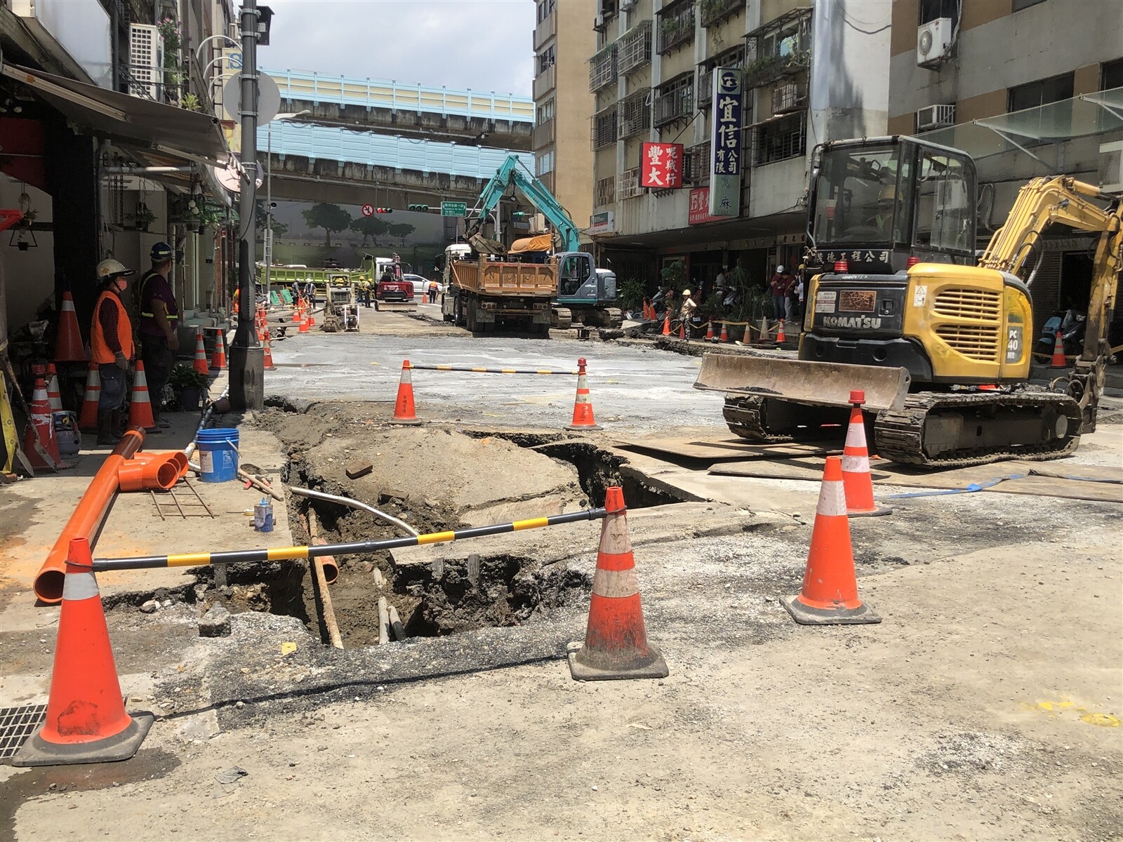 台北市天坑發生第三天，周邊住戶水電瓦斯已恢復正常，民眾希望能盡快通車，附近商家也坦言，生意有受到影響。記者洪子凱／攝影 