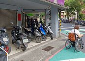 開放騎樓停車生亂象！轉角被機車占據　輪椅族進不了騎樓