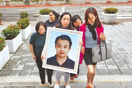 9年前北市信義區夜店殺警案的「星二代」易寶宏入獄後,去年獲准至外役監,殉職警遺孀妻子的律師周武榮11日表示,「這沒有特權關說,我才不信!」圖為2014年殺警案六嫌出庭應訊,刑警薛貞國妻子(中)也拿著薛遺照出庭旁聽。(本報資料照片)