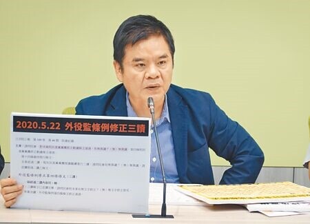 
民進黨立委莊瑞雄11日在記者會中針對外役監條例修法，強調外役監是矯正機構，需要社會大家集思廣益，去年陳歐珀當召委，整個條文是23個版本變成15個版本，條文宣讀完後，也沒有把各個委員提案做整合，學者專家各黨團意見也分歧，執政就是要負責，不會讓外界認為是打假球。（姚志平攝）
