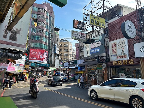 台中「東海商圈」房市水漲船高，新古屋月租金來到每坪1,129元，租金漲幅比房價漲幅高的情況下，不少民眾認為不如由租轉買。圖／好房網News記者林和謙／攝