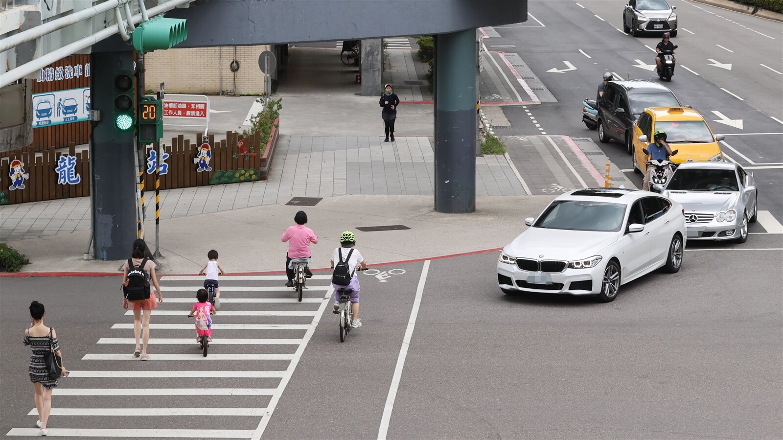 不禮讓行人重罰新法上路後,警政署大執法,但陸續出現行人與車輛違規罰則不符比例、「行人三寶」變多等反彈聲浪。圖/聯合報系資料照片