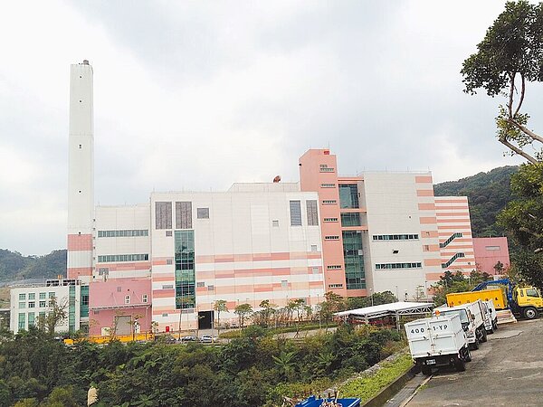 基隆市的垃圾在天外天焚化爐焚燒後,底渣會送到七堵區處置場掩埋,市府與業者合約將於16日到期,引發外界擔心若未續約,垃圾會沒地方可去。(基隆市政府提供/張志康基隆傳真)