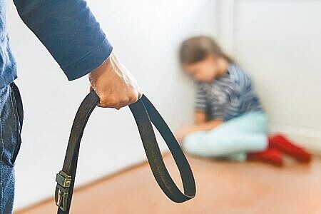 高雄某準公共化幼兒園驚傳虐童,有家長反應不少孩童遭特定老師拿書巴頭、踢頭、拿疑似藤條狀物品拍打等不當管教;圖為示意圖,與新聞內容無關。(本報資料照片)