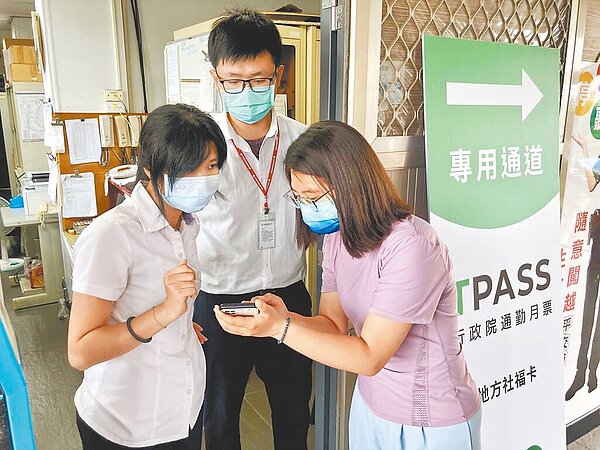 嘉義縣政府計畫推出399元通勤月票，已向交通部提出計畫爭取補助，而敬老、愛心卡搭台鐵政策日前已上線實施。（嘉義縣政府提供／呂妍庭嘉義傳真）