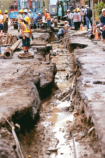 南京西路「天坑」昨天持續補強及鋪設管線作業，完成後將進行透地雷達探測，再次確認深層有無坑洞或疏鬆區，預計最快明天通車。記者曾學仁／攝影
