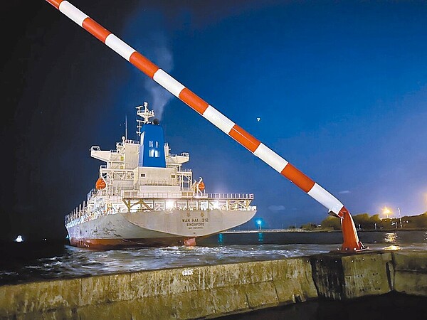 新加坡籍貨櫃輪「華春輪」10日晚間出港時,船身擦撞到紅毛港護岸。(翻攝照片/洪靖宜高雄傳真)