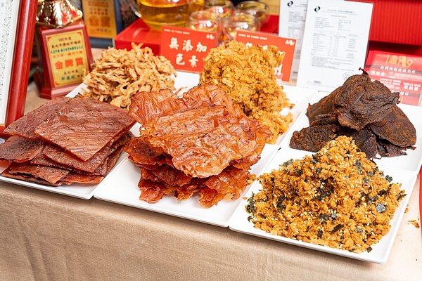 「大直市場-鼎A9肉乾」組合超薄肉紙乾及肉鬆成超值套票,讓民眾一口氣吃到所有獲獎美食。圖/北市市場處提供