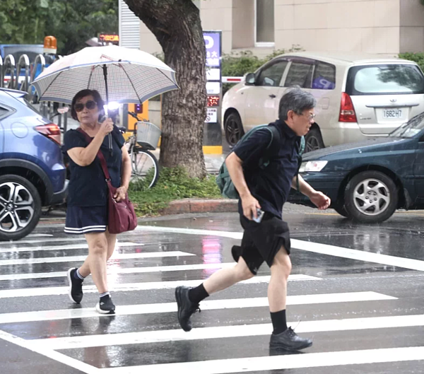 中央大學大氣科學系兼任副教授吳德榮指出,今天西半部有局部短暫陣雨,午後山區及部分平地有局部性大雷雨的機率。聯合報資料照片