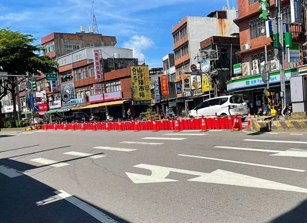 平鎮中豐路山頂段229號與湧光路口淹水，市府設擋水板卻交通不便。圖／取自臉書「我是平鎮人」