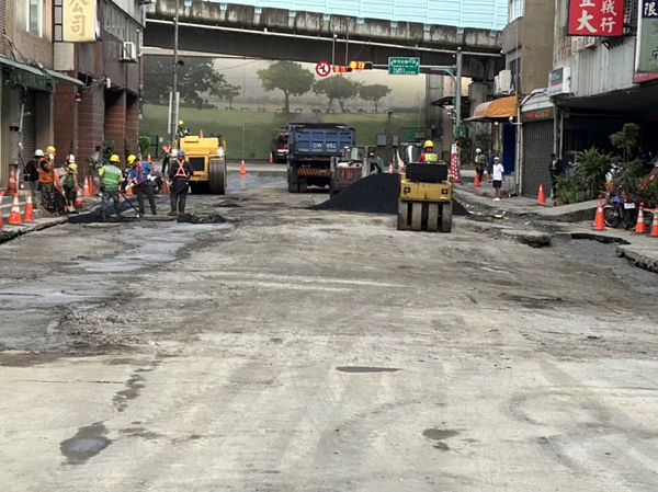 南京西路天坑最新搶修進度，三大民生管線已連夜完成埋設作業，今天一早正在作路面復舊工作，預計今天中午過後完成路面復舊工作。圖／北市府提供