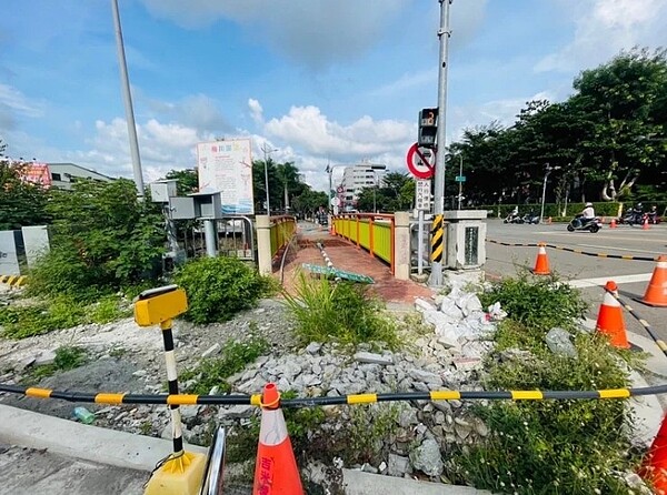 台中市議員陳文政批建商認養人行步道，換取容積率，但施工緩慢，引爆民怨。圖／陳文政提供
