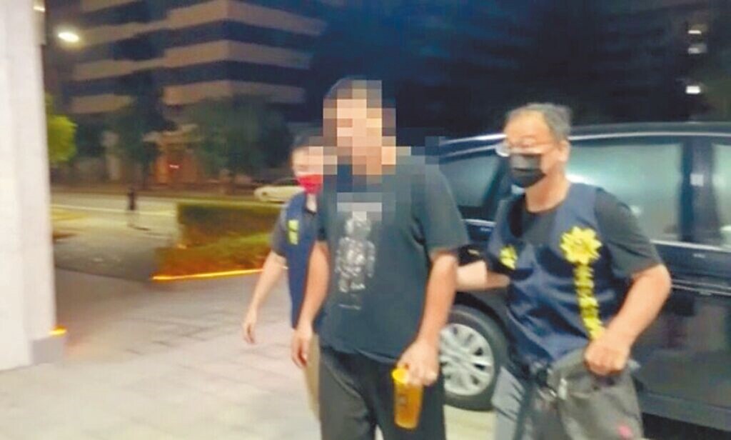 陳姓主嫌(中)被帶回偵訊時,手上還拿著飲料,態度一派輕鬆。(讀者提供/曹婷婷台南傳真)