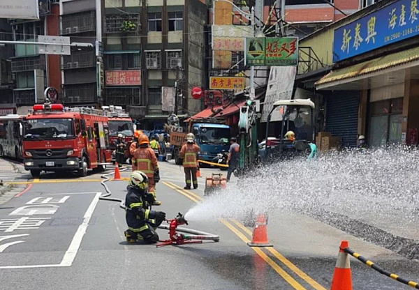自來水公司委外承包商不慎挖斷瓦斯管線，警消到場灑水警戒。好房網News記者／翻攝