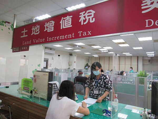 全國首創!台中稅務局「1舉動」 80歲老翁先賣後買「成功退稅」超驚喜 中市稅務局全國首創換屋主動退增值稅。圖非新聞當事人。圖/台中市府提供