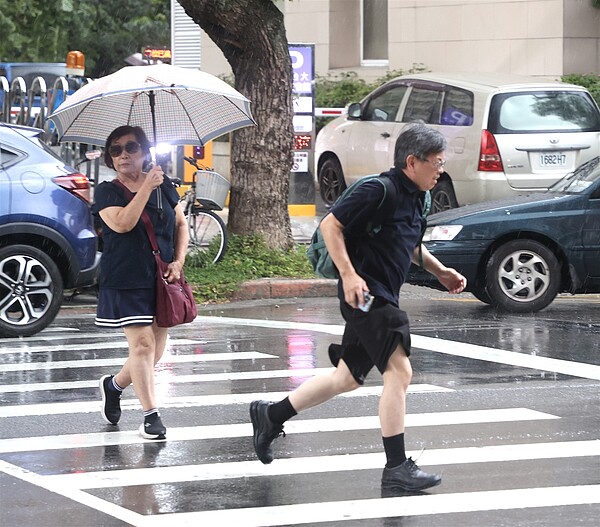 氣象局發布大雨特報及大雷雨即時訊息。聯合報系資料照片 