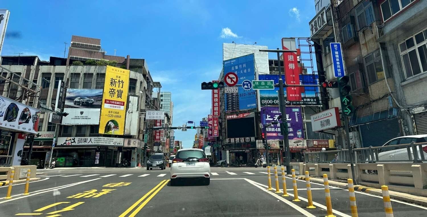 竹市府自5月16日開始試辦「西大路地下道下午尖峰禁止左、右轉林森路」。圖/交通處提供