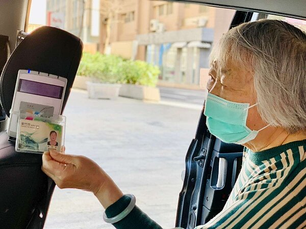 竹市敬老愛心卡升級,8月1日起可搭火車。圖/新竹市社會處提供