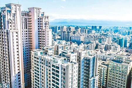 台北巿不動產開發公會表示,政府若打房打過頭導致房價崩盤,民眾資產變負債,恐衝擊經濟。圖為竹北市高樓林立的畫面。(本報資料照片)