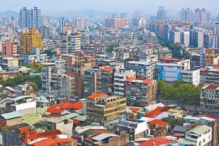 政府打房又端牛肉政策,行政院會13日將通過「青年安心成家購屋優惠貸款精進方案」,同時內政部「自購住宅貸款利息補貼」也將跟進加碼。(本報資料照片)