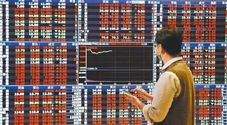 國安基金今(13)日召開第2季例行會議,將公布半年報。圖為股民看盤。(本報資料照片)