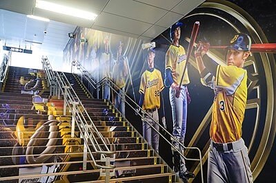 文心崇德站新增新增「鋼鐵王者之象 猛瑪 鋼鐸拉」巨型3D創意階梯地貼及年度形象看板。圖/台中捷運公司提供