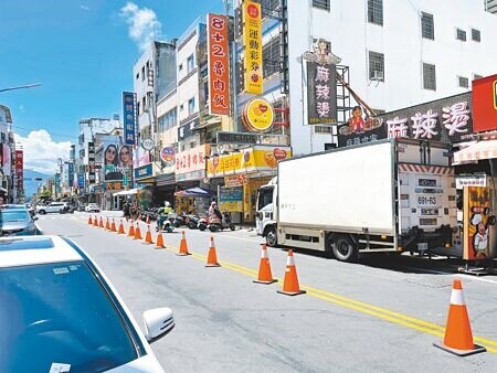 台東警方因應暑假人車潮，於正氣路雙黃線設置三角錐，使得車道寬度縮減、通行不便，民怨四起。（蕭嘉蕙攝）