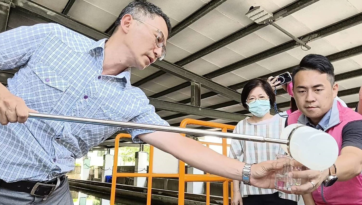 基隆市暖暖區民眾近日發現自來水變黃、有異味，水公司今天在快濾池出水口採集水樣證明已改善。記者邱瑞杰／攝影 