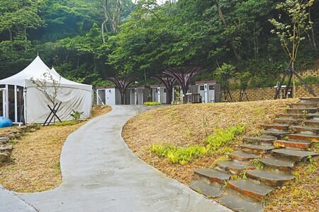 雲林縣古坑鄉樟湖村十字關露營區以「森林旅宿」為設計概念，設有6座預鑄式浴廁，工程接近完工，只剩水電設施還在施工。（周麗蘭攝）