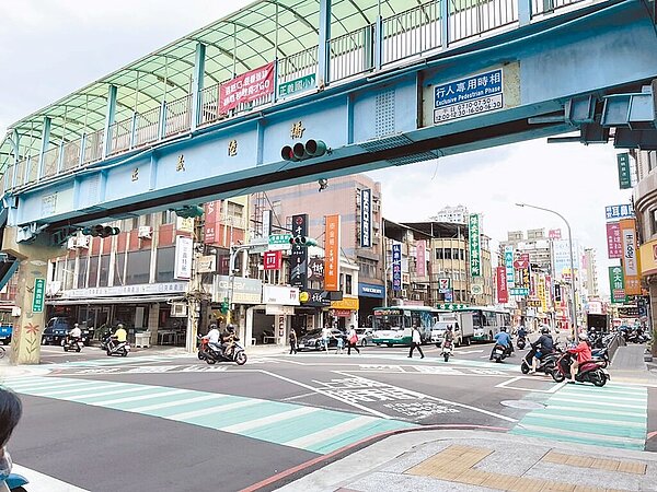 三重區的正義陸橋經新北市府評估後認為使用率低落,預計將於本月14日、15日及21日、22日展開拆除工程。(新北市工務局提供/黃敬文新北傳真)