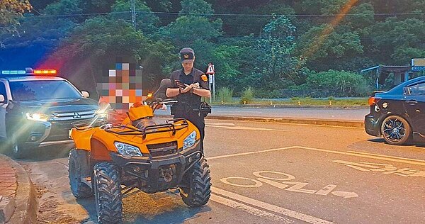 花蓮縣即日起禁止沙灘車活動,沙灘車依法不得行駛道路,新城警分局在鄉村道路攔查違規沙灘車,並開單告發。(圖/新城警分局提供、王志偉花蓮傳真)