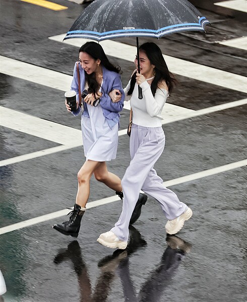 今天東南部地區及恆春半島可能有不定時出現的零星短暫陣雨，午後留意大台北、南部地區及其他山區有局部短暫雷陣雨。聯合報系資料照