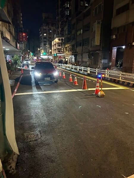 北市南京西路、貴德街口9日凌晨地面突然出現天坑,經過市府搶修,昨晚11點開放車輛採單邊雙向通行。圖/工務局提供