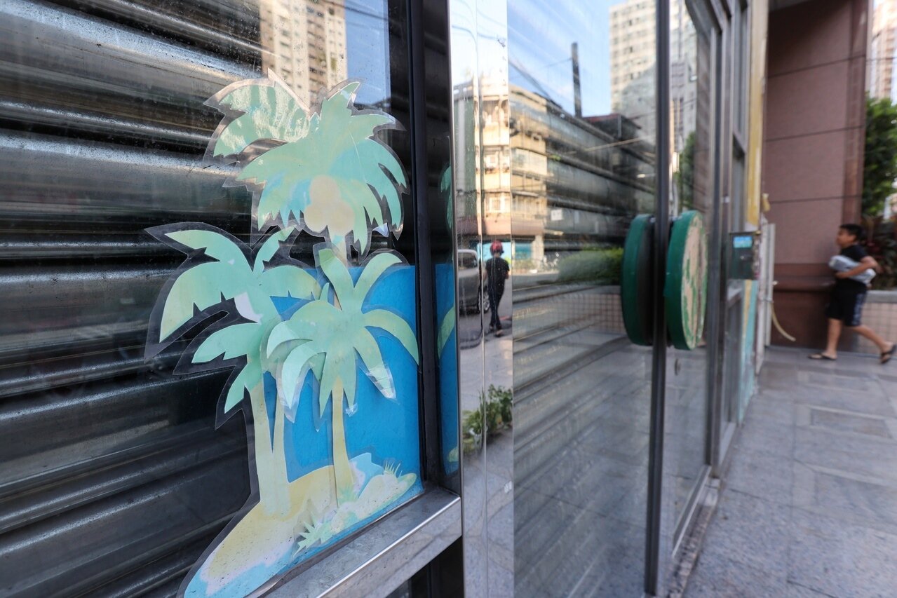 喧騰一時的板橋幼兒園餵藥案偵結,全部不起訴。但該幼兒園已經歇業、人去樓空,閒置的店面只能依稀看出曾是間幼兒園。記者林澔一/攝影