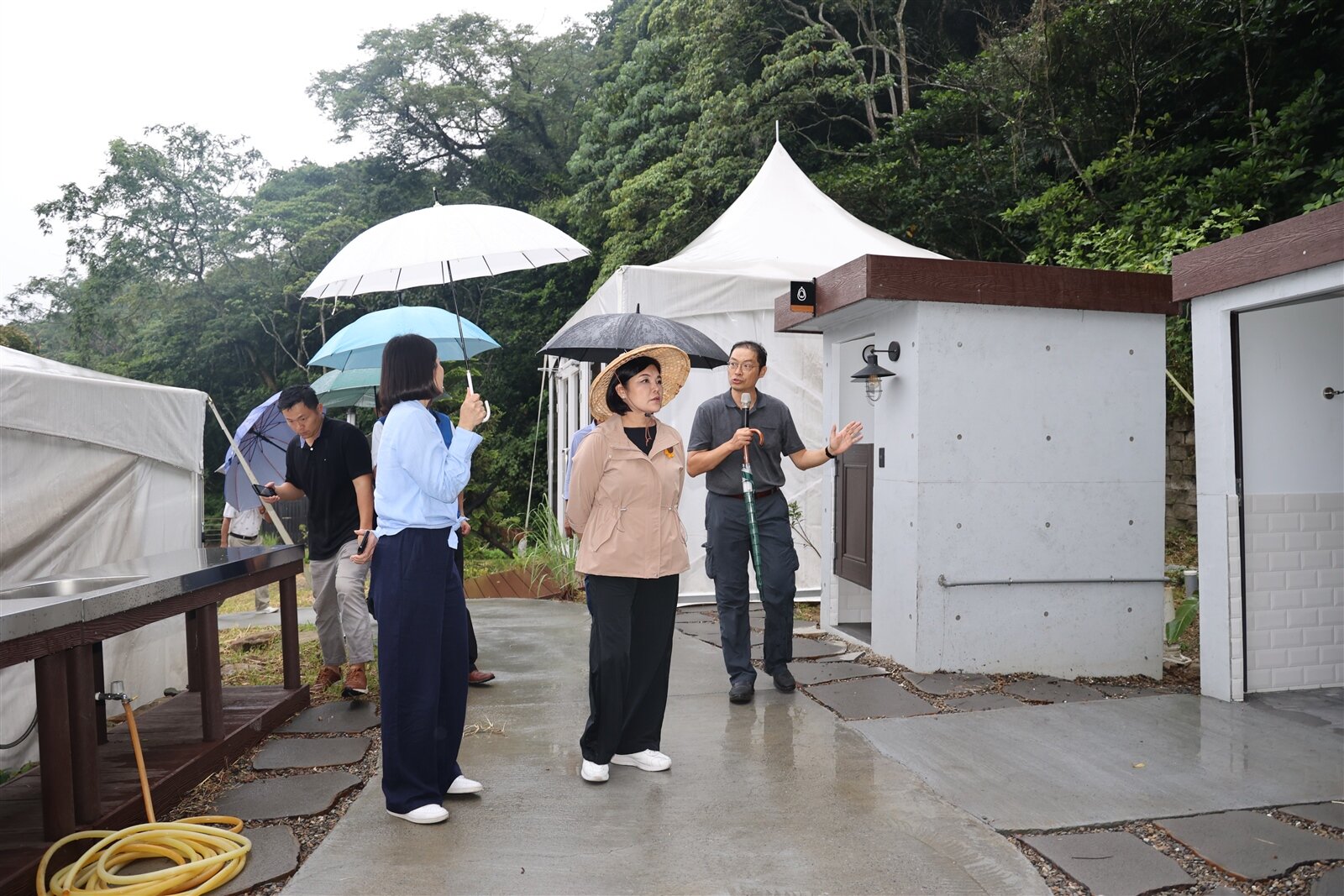 雲林縣長張麗善（右二）昨天現勘已完工的古坑鄉十字關營地，最快年底開放。記者陳苡葳／攝影 