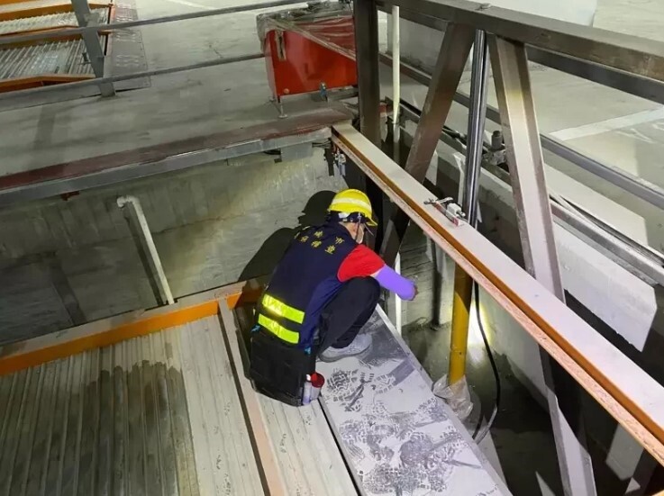 台南市政府稽查人員昨天到歸仁建案「國家強棒」工地複查,在地下室機械停車位再發現病媒蚊幼蟲,開罰並處分停工1周。圖/台南市衛生局提供