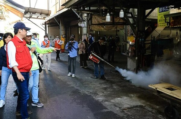 高雄市長陳其邁視察瑞興市場噴藥防治登革熱病媒蚊。圖/高市衛生局提供